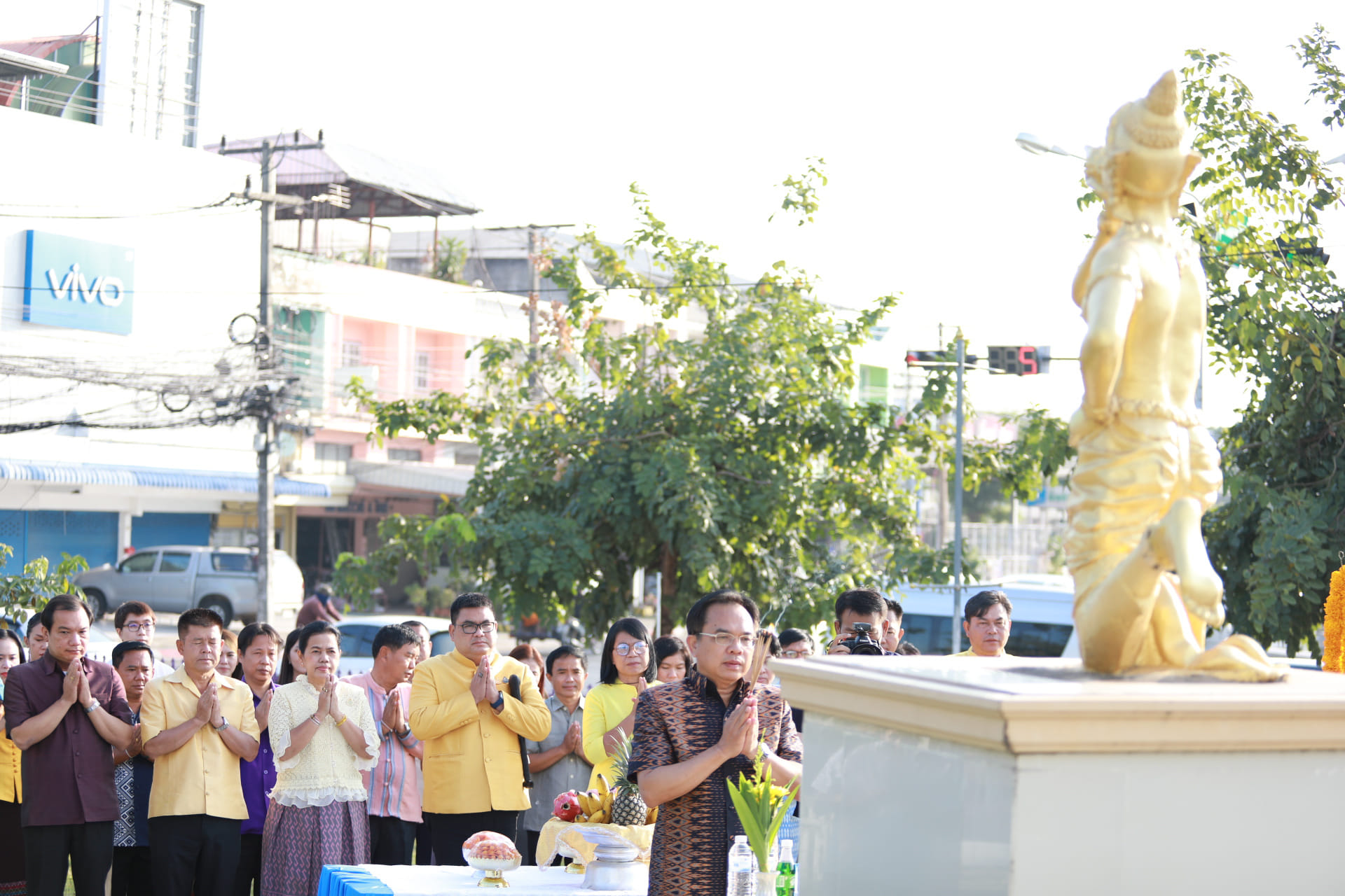 ผู้อำนวยการสำนักประชาสัมพันธ์เขต 1 และผู้บริหาร ข้าราชการสำนักประชาสัมพันธ์เขต 1 สักการะสิ่งศักดิ์สิทธิ์ พระพรหม พระภูมิ และพระอินทร์ณ สถานีวิทยุกระจายเสียงแห่งประเทศไทยจังหวัดขอนแก่น