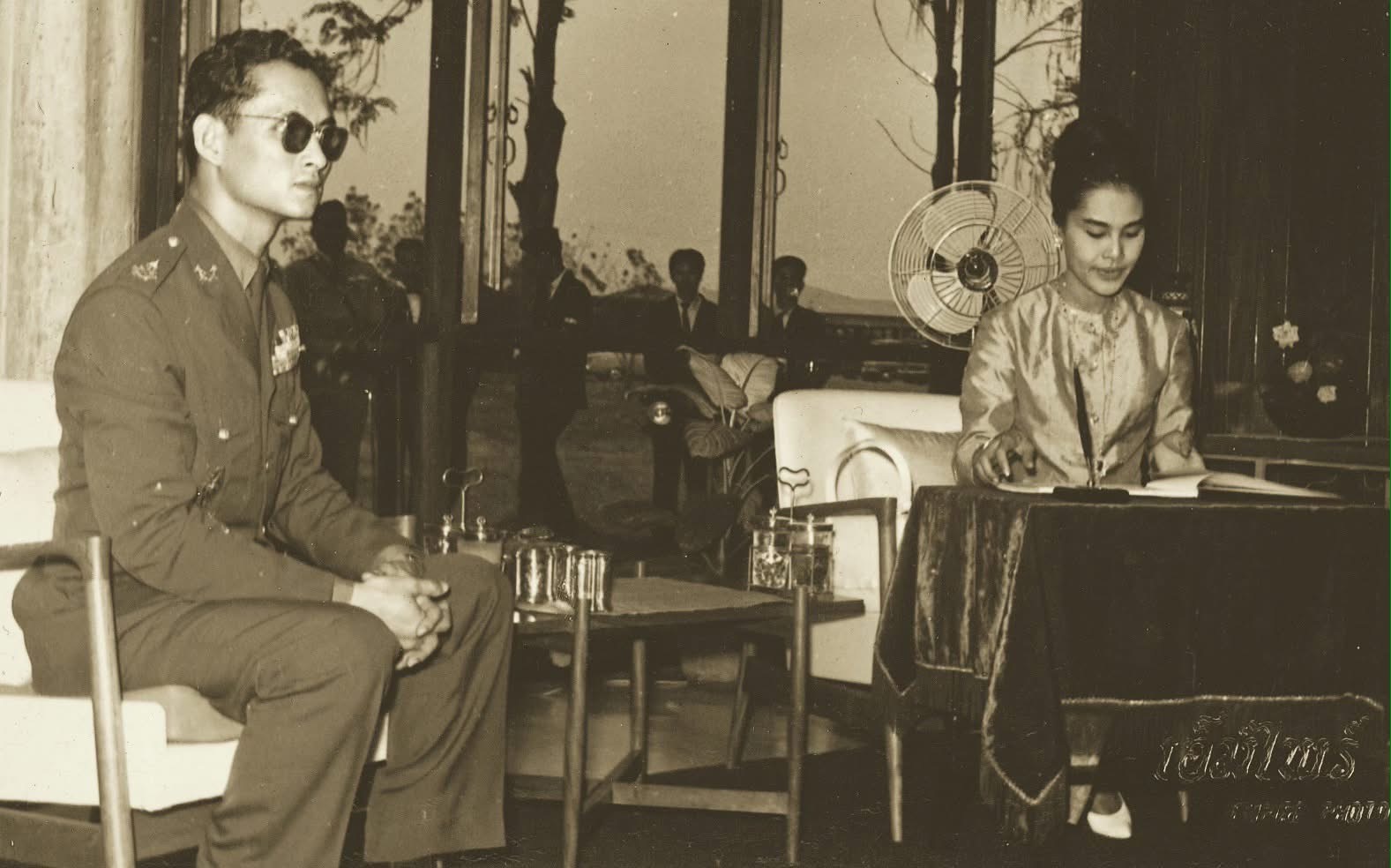 ในหลวงรัชกาลที่ 9 และสมเด็จพระนางเจ้าสิริกิติ์ฯ  เสด็จพระราชดำเนิน ทอดพระเนตรกิจการของวิทยาลัยเทคนิคภาคตะวันออกเฉียงเหนือ นครราชสีมา (มหาวิทยาลัยเทคโนโลยีราชมงคลอีสาน : มทร.อีสาน ในปัจจุบัน)