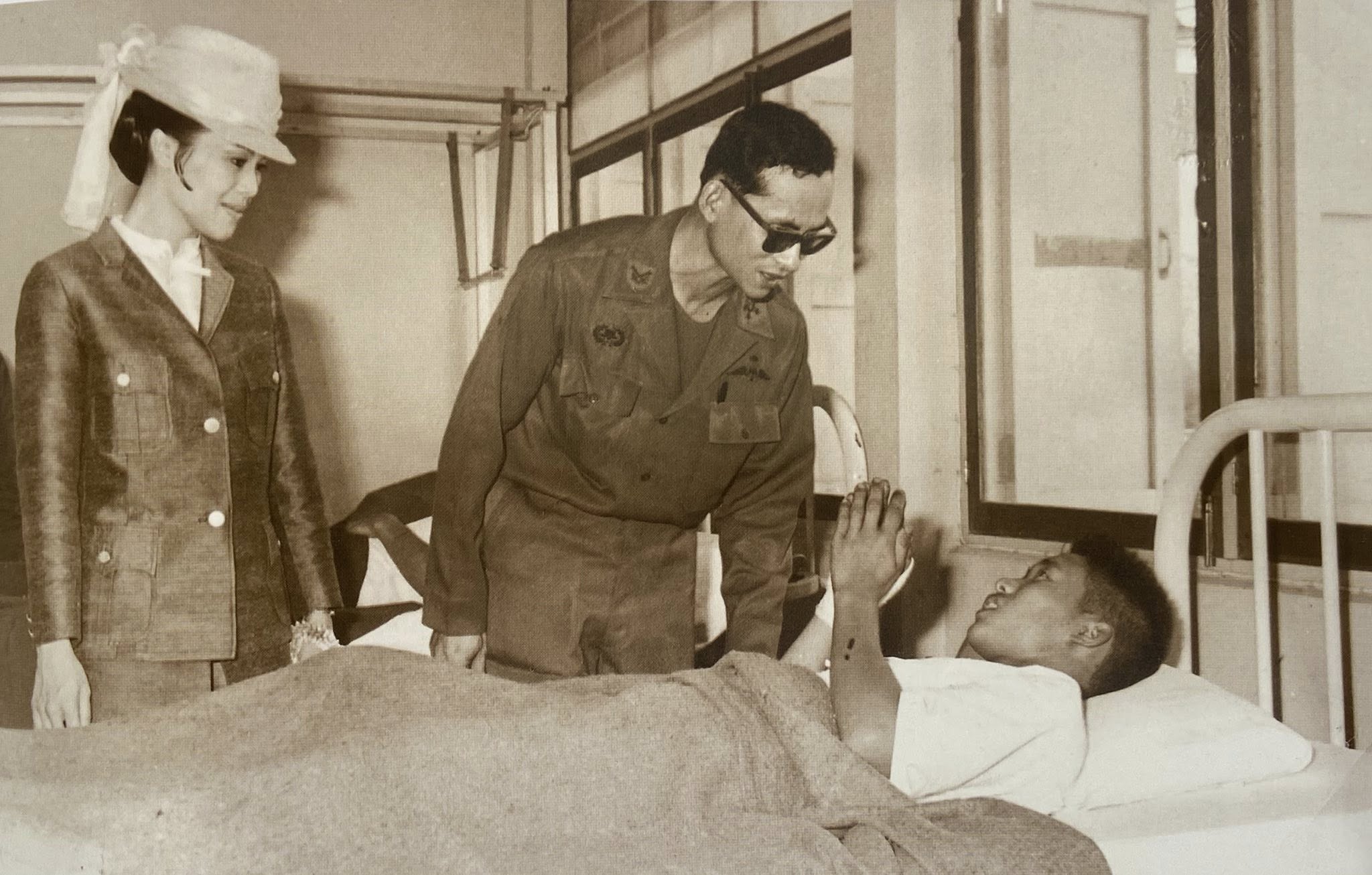 &nbsp;พระบาทสมเด็จพระเจ้าอยู่หัวภูมิพลอดุลยเดช และสมเด็จพระนางเจ้าสิริกิติ์ พระบรมราชินีนาถ พร้อมด้วยพระบรมวงศานุวงศ์ การเสด็จพระราชดำเนินเยือนหน่วยกาชาดไทย ณ อำเภอหัวหิน ในเดือนพฤษภาคม พ.ศ. 2515